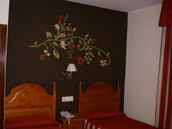 Hostal la Fuente : photo 2 de la chambre chambre double ou lits jumeaux