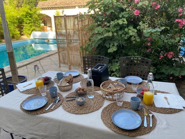 Le Patio aux Oiseaux : photo 4 de la chambre chambre lit queen-size - vue sur piscine