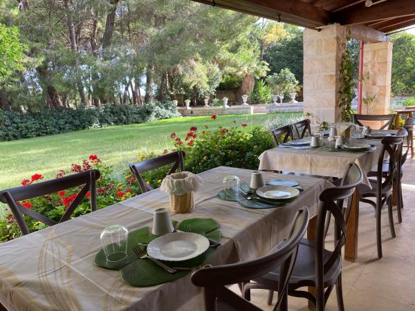Palazzo de Carlo e il parco dei 7 pozzi : photo 1 de la chambre suite avec balcon