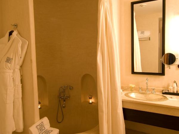 Le Riad Villa Blanche : photo 1 de la chambre chambre deluxe - vue latérale sur mer