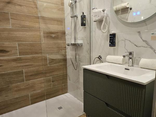 Brit Hotel Acacias : photo 7 de la chambre chambre double club avec salon privé (24 m²)