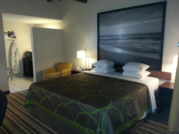 Super 8 by Wyndham Los Angeles-Culver City Area : photo 4 de la chambre chambre lit king-size - non-fumeurs