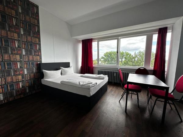 Ootel.com : photo 2 de la chambre chambre quadruple - vue sur jardin