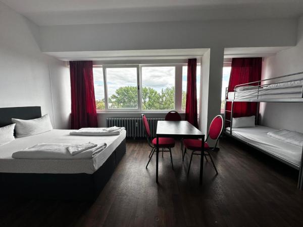 Ootel.com : photo 3 de la chambre chambre quadruple - vue sur jardin