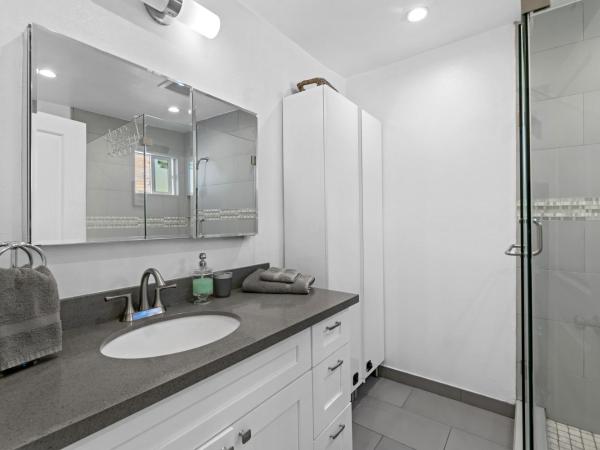 Muirfield Chic City Bungalow with Parking : photo 6 de la chambre chambre lit queen-size deluxe