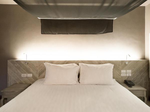 Art Mai Gallery Nimman Hotel Chiang Mai - SHA Plus : photo 2 de la chambre exclusive lanna romantic art gallery