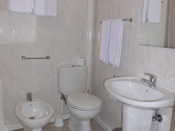 Hotel Larbelo : photo 2 de la chambre chambre double budget avec skylight