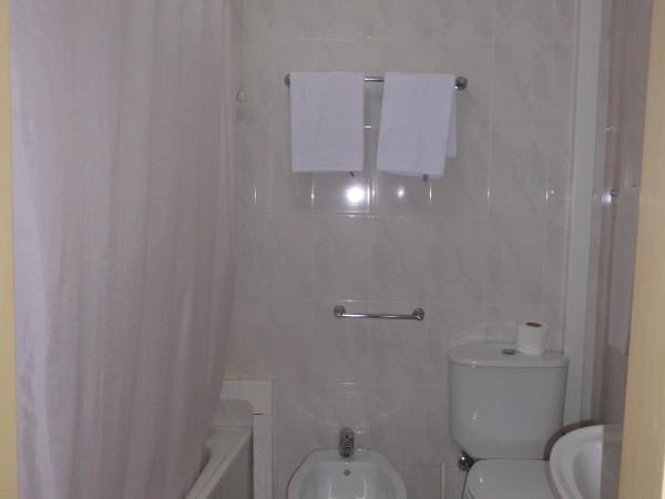 Hotel Larbelo : photo 4 de la chambre chambre double budget avec skylight