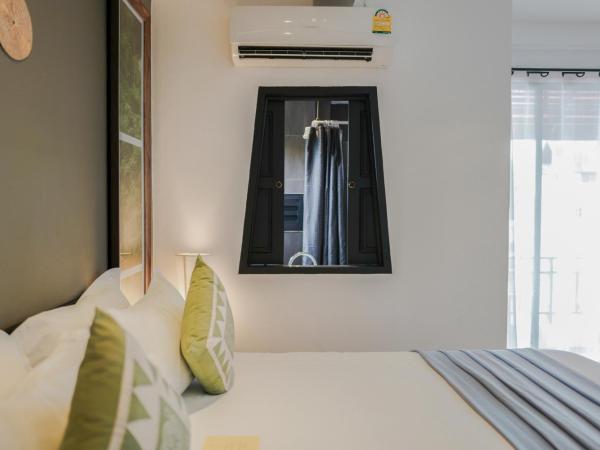 THEE Kashatharn by TH District : photo 9 de la chambre chambre double ou lits jumeaux deluxe avec balcon