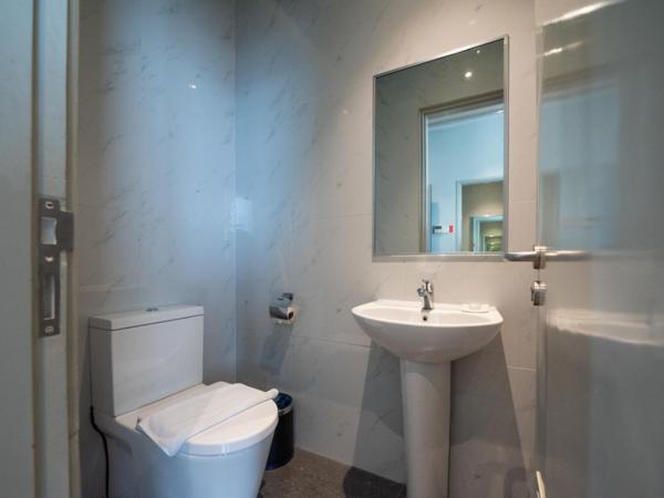 Asaya Hotel Kota Kinabalu - Refurbished 2024 : photo 9 de la chambre suite lit queen-size