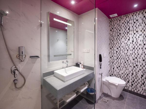 Asaya Hotel Kota Kinabalu - Refurbished 2024 : photo 6 de la chambre chambre supérieure lit queen-size