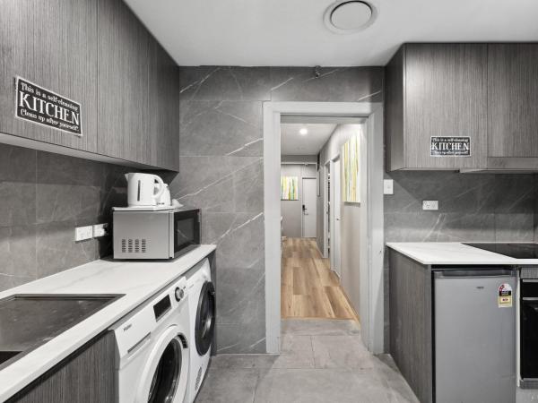 Standard Triple Room - Luxe Spot - Next to Central - Shared Bathroom : photo 10 de la chambre chambre triple avec salle de bains commune