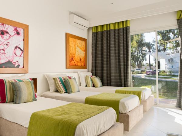 One Resort Aqua Park : photo 6 de la chambre chambre triple avec terrasse