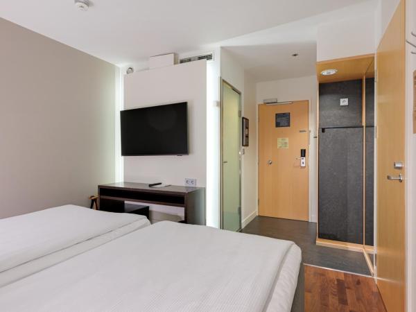 Comfort Hotel Xpress Helsinki Airport Terminal : photo 4 de la chambre petite chambre lits jumeaux.