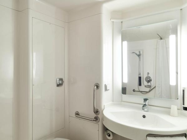 B&B HOTEL Orly Rungis Aéroport 3 étoiles : photo 3 de la chambre chambre double - accessible aux personnes à mobilité réduite