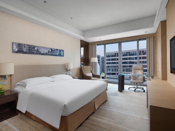 Crowne Plaza Guangzhou Huadu, an IHG Hotel - Free shuttle between hotel and Exhibition Center during Canton Fair & Exhibitor registration Counter : photo 5 de la chambre chambre lit king-size standard avec balcon - fumeurs