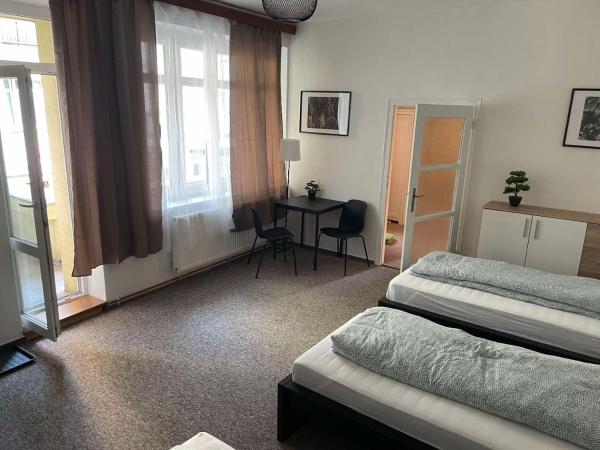 Black Style ROOMS Moravske namesti : photo 7 de la chambre chambre familiale avec balcon