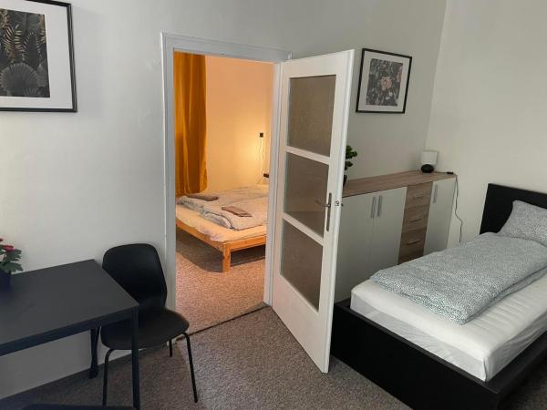 Black Style ROOMS Moravske namesti : photo 9 de la chambre chambre familiale avec balcon