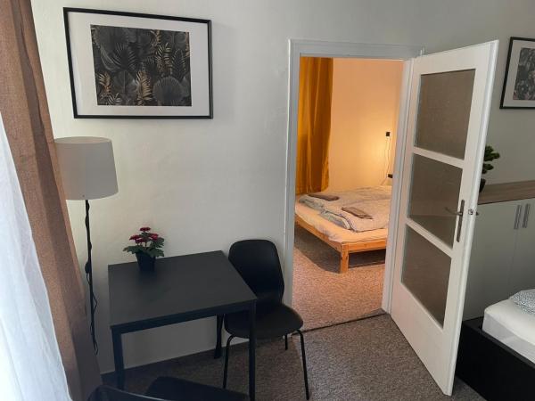 Black Style ROOMS Moravske namesti : photo 8 de la chambre chambre familiale avec balcon