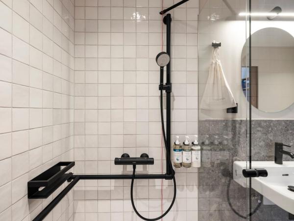 Numa Salzburg Vogelweider : photo 8 de la chambre chambre moyenne - accessible aux personnes à mobilité réduite