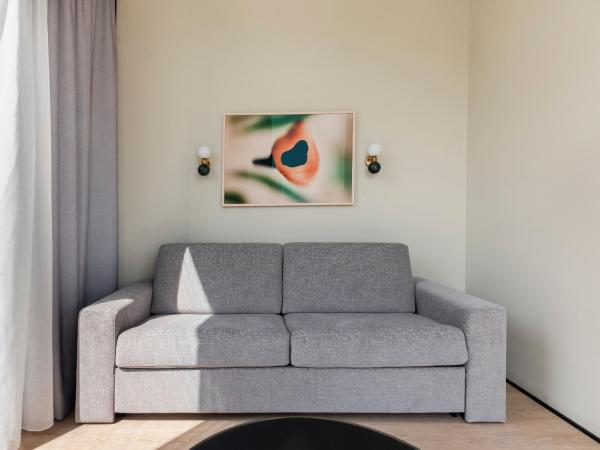 Numa Salzburg Vogelweider : photo 3 de la chambre extra large room with sofa bed and separate living area