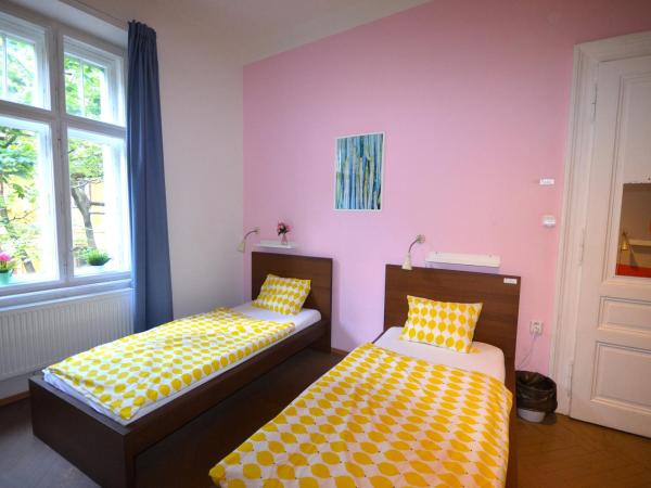 Travel&Joy backpackers : photo 3 de la chambre chambre quintuple avec salle de bains commune
