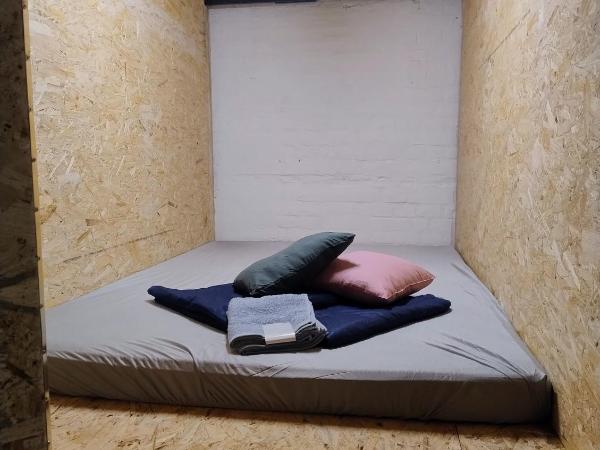 BUDGET Apt Dresden Trainstation : photo 5 de la chambre chambre double avec salle de bains commune