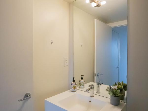 CN Tower view suite with free Parking : photo 2 de la chambre suite 2 chambres