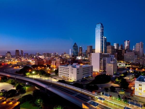 Hyatt Regency Dallas : photo 1 de la chambre chambre lit king-size - vue sur ville