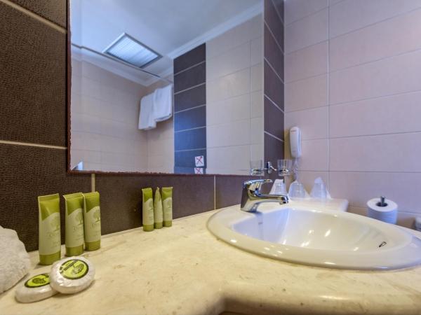 Manousos City Hotel : photo 4 de la chambre chambre lits jumeaux avec lit d’appoint - 301