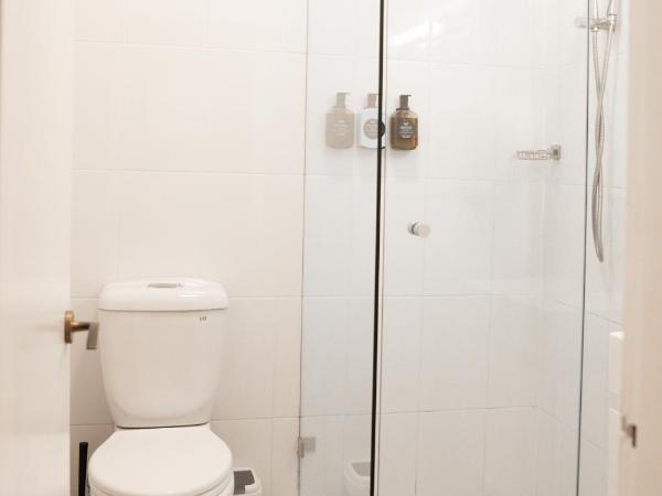 Cremorne Point Manor : photo 5 de la chambre chambre lit queen-size avec salle de bains privative