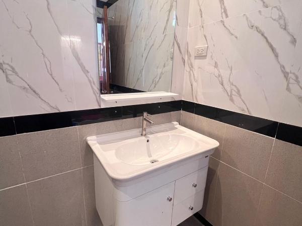 Kasem Island Resort : photo 2 de la chambre chambre lit king-size avec balcon