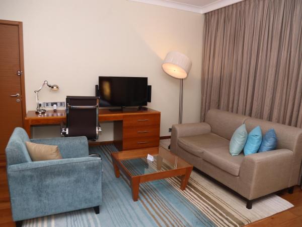 Hilton Bangalore Embassy GolfLinks : photo 1 de la chambre deluxe twin room with pool and golf view