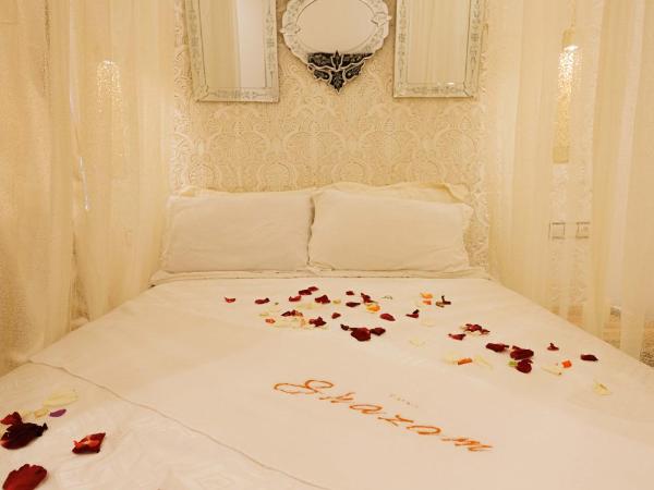 Palais Shazam & SPA : photo 7 de la chambre chambre lit queen-size - vue sur piscine