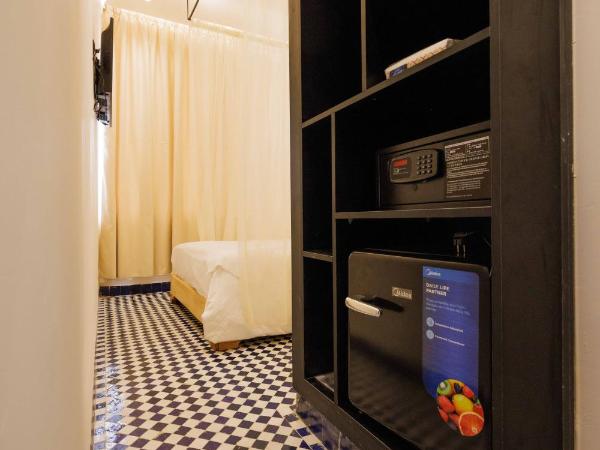 Palais Shazam & SPA : photo 9 de la chambre chambre lit queen-size - vue sur piscine