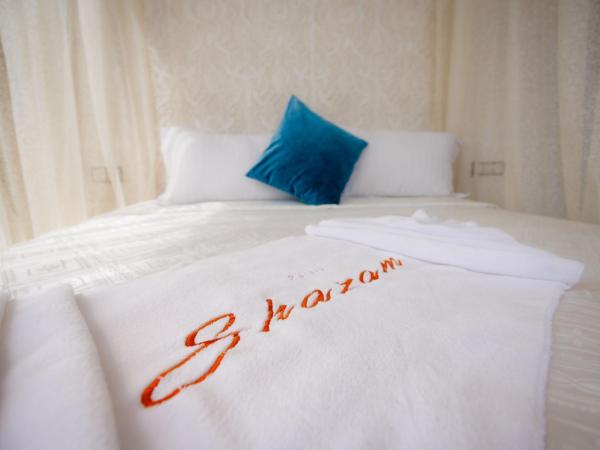 Palais Shazam & SPA : photo 6 de la chambre chambre lit king-size avec balcon