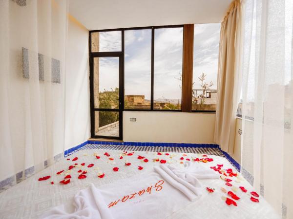 Palais Shazam & SPA : photo 7 de la chambre chambre lit king-size avec balcon