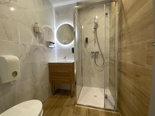 Brit Hotel Acacias : photo 6 de la chambre chambre double club (17 m²)