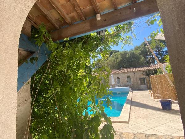 Le Patio aux Oiseaux : photo 7 de la chambre chambre lit queen-size - vue sur piscine