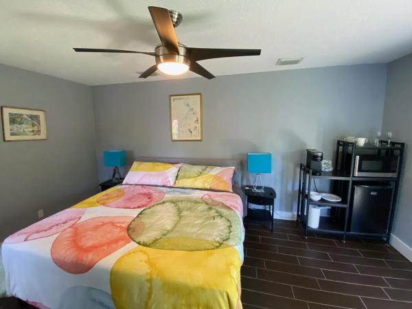 Riverbank Guesthouse Wilton Manors : photo 6 de la chambre chambre lit king-size - vue sur lac