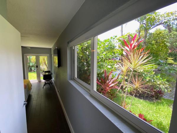 Riverbank Guesthouse Wilton Manors : photo 7 de la chambre chambre lit king-size - vue sur lac