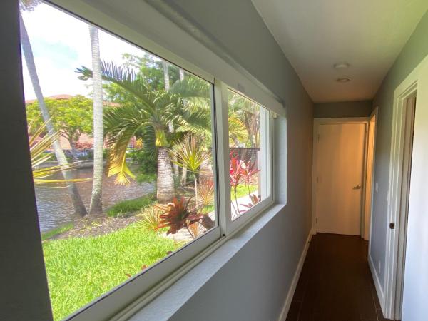 Riverbank Guesthouse Wilton Manors : photo 2 de la chambre chambre lit king-size - vue sur lac