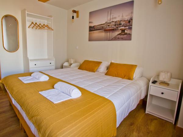 Guest House 10 de Agosto : photo 4 de la chambre chambre double ou lits jumeaux avec salle de bains privative