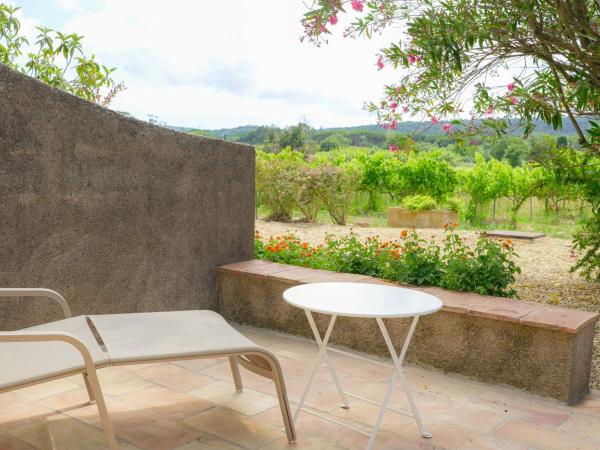 Hôtel La Figuière : photo 4 de la chambre chambre duplex avec terrasse - vue sur vignobles
