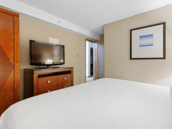 Sandman Hotel & Suites London Downtown : photo 2 de la chambre suite lit king-size avec canapé-lit