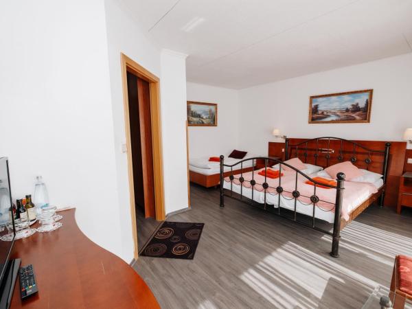 Schlosshotel Marienbad : photo 1 de la chambre chambre triple avec balcon