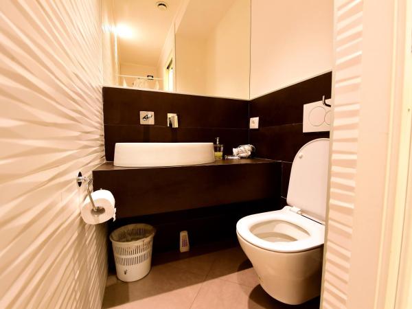 Little Italy Hostel Ex Chiesa S Donato : photo 10 de la chambre chambre deluxe double ou lits jumeaux