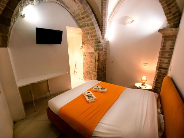 Little Italy Hostel Ex Chiesa S Donato : photo 6 de la chambre chambre lit king-size deluxe