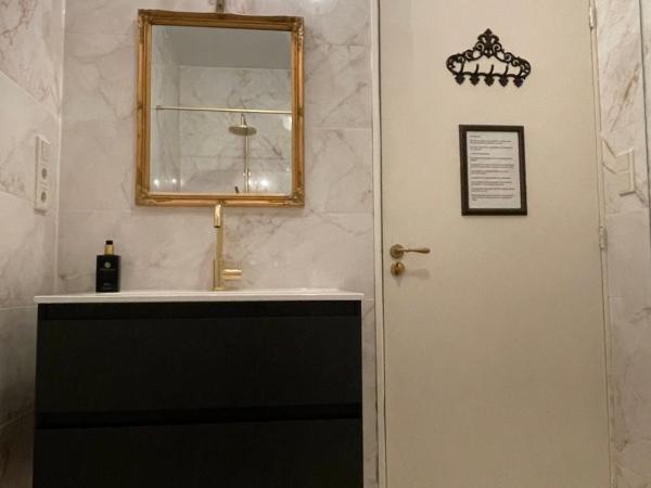 COMFORTABLE STYLISH ROOM in city centre of The Hague - HOME STAY : photo 2 de la chambre chambre double ou lits jumeaux deluxe avec balcon