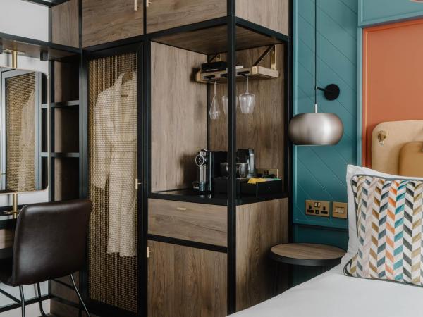 The Halyard Liverpool, Vignette Collection, an IHG Hotel : photo 5 de la chambre premium queen room with two queen beds, balcony and city view - top floor